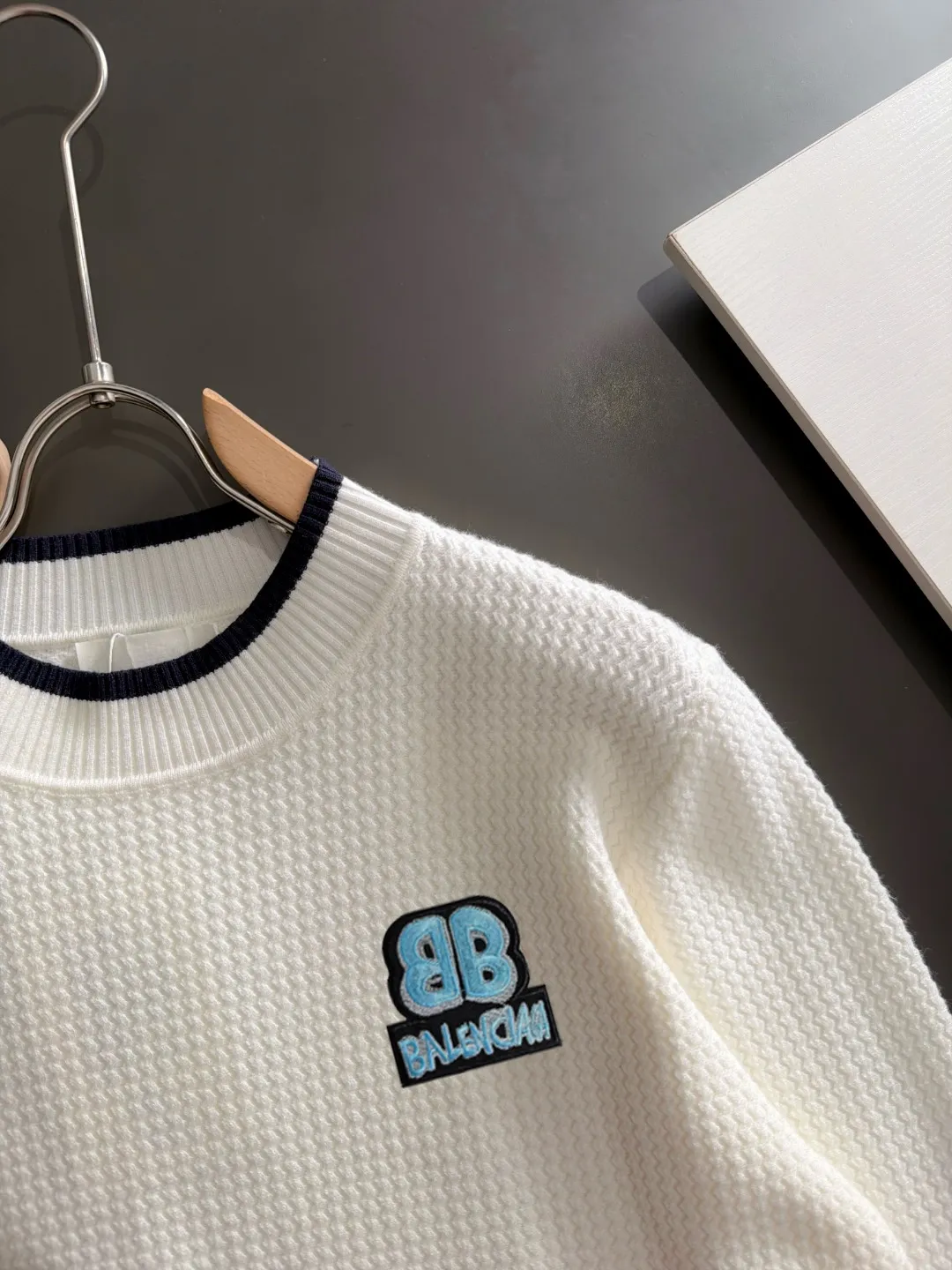 Next day shipping P195 Balenciaga high quality 2026 autumn and winter official website latest sweater, on sale at the same time at the counter Hot Sale! Specially made of wool blended fabric. It feels comfortable and can be directly in contact with the skin. The logo badge is exquisitely embroidered, which is extremely eye-catching! The details highlight the fashionable charm of big brands. Exquisite workmanship. Three-dimensional cutting style. The wearing effect is invincible and handsome! All three standards are complete! Sizes:M-3XL